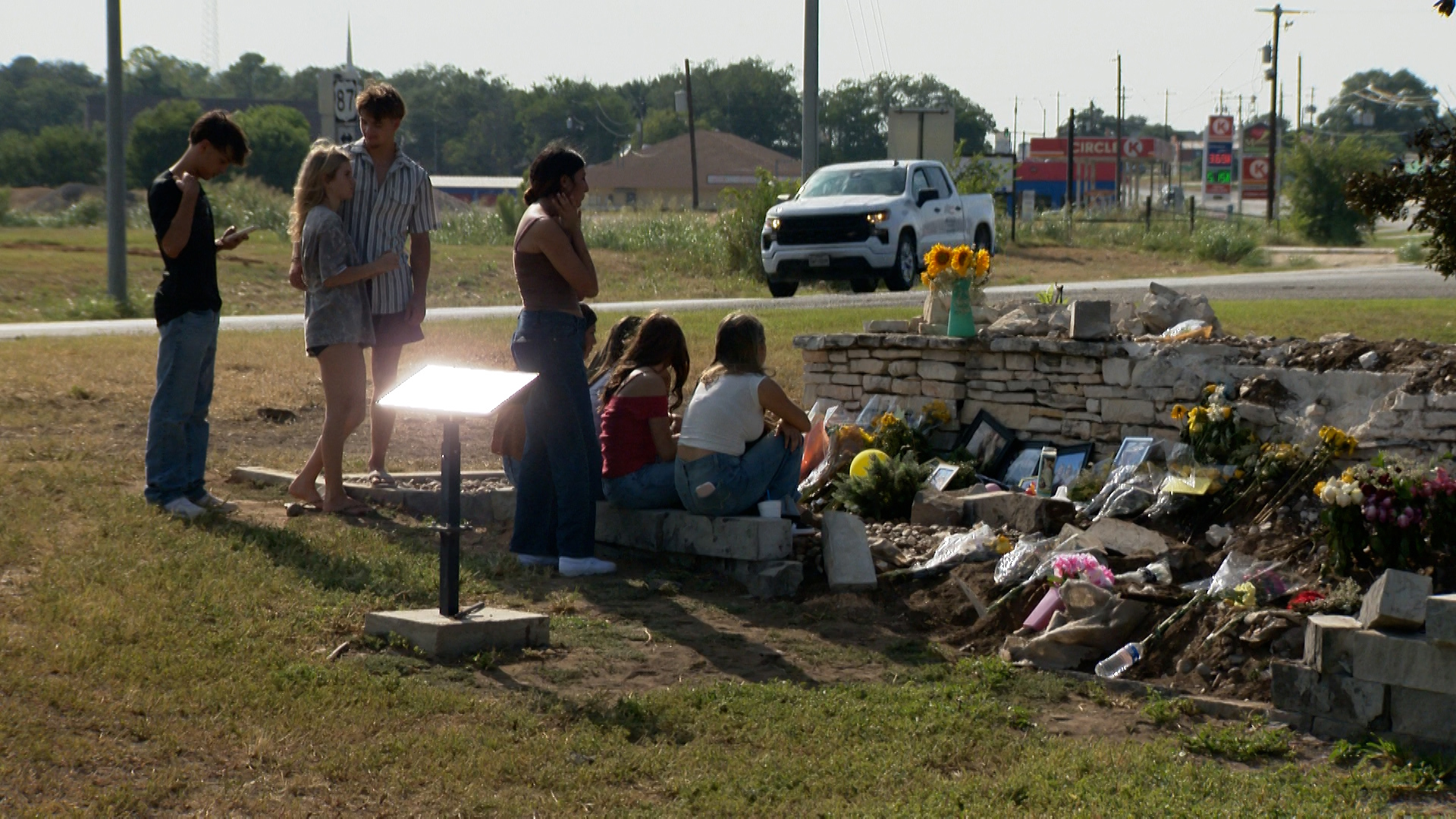 La Vernia community honors life of 16-year-old girl killed in car crash ...