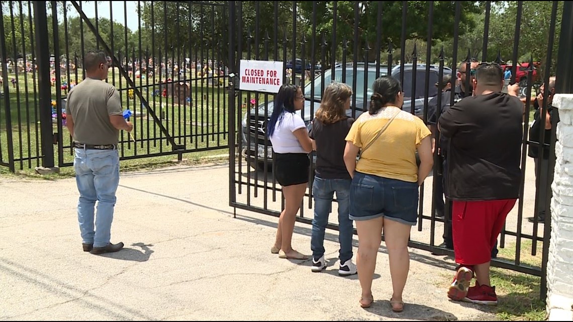 Cemetery closed on Mother's Day causes angry loved ones - Vimarsana News