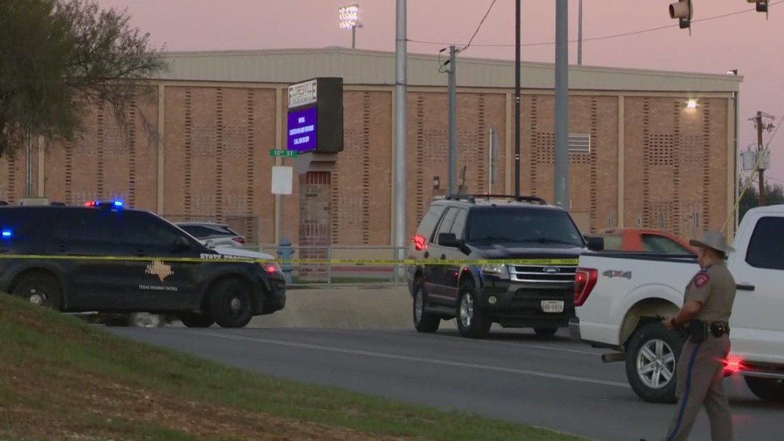 Man accused of shooting at deputies in Floresville has died