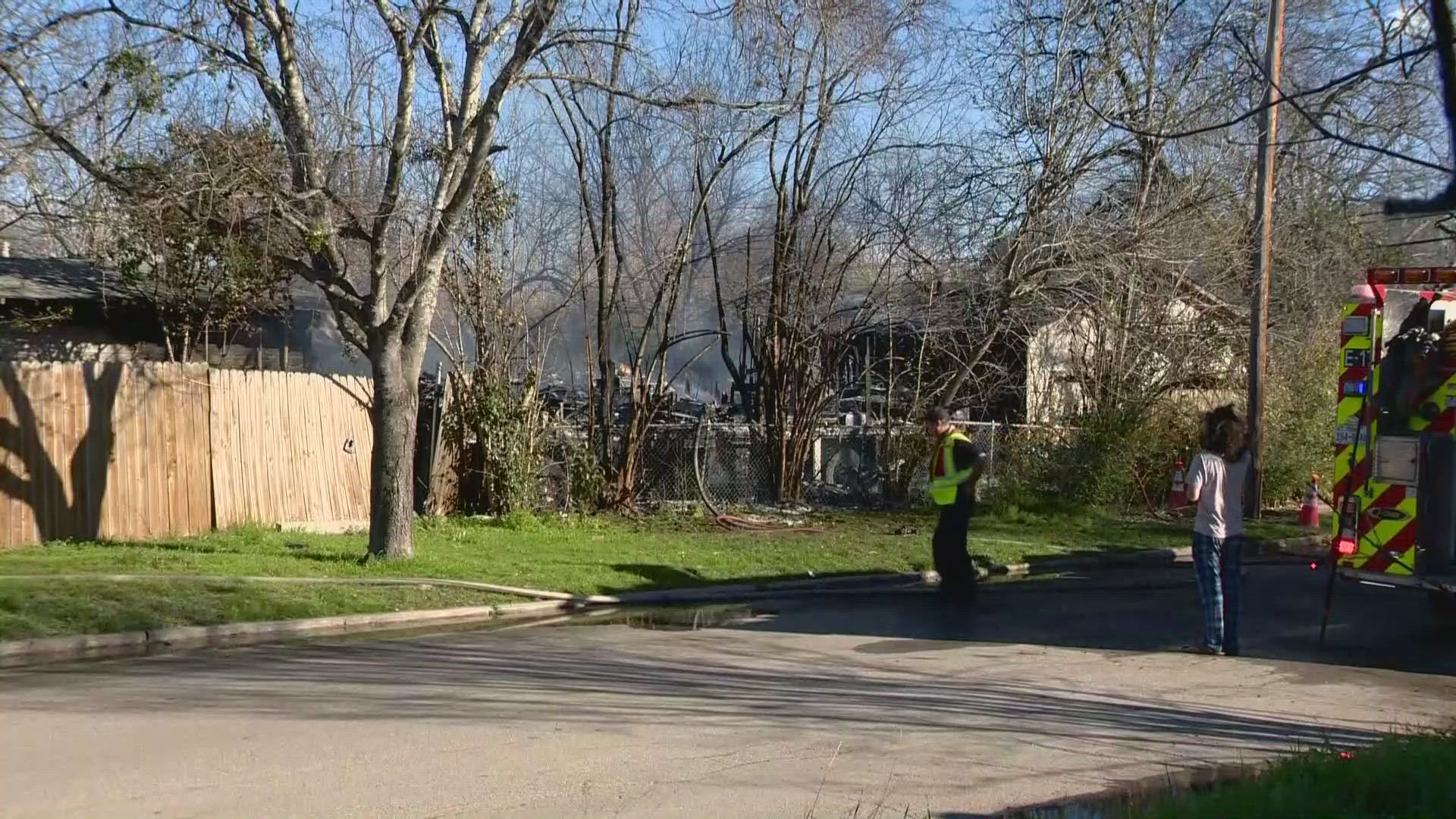 San Antonio fire crews battle mobile home fire on north side, officials say