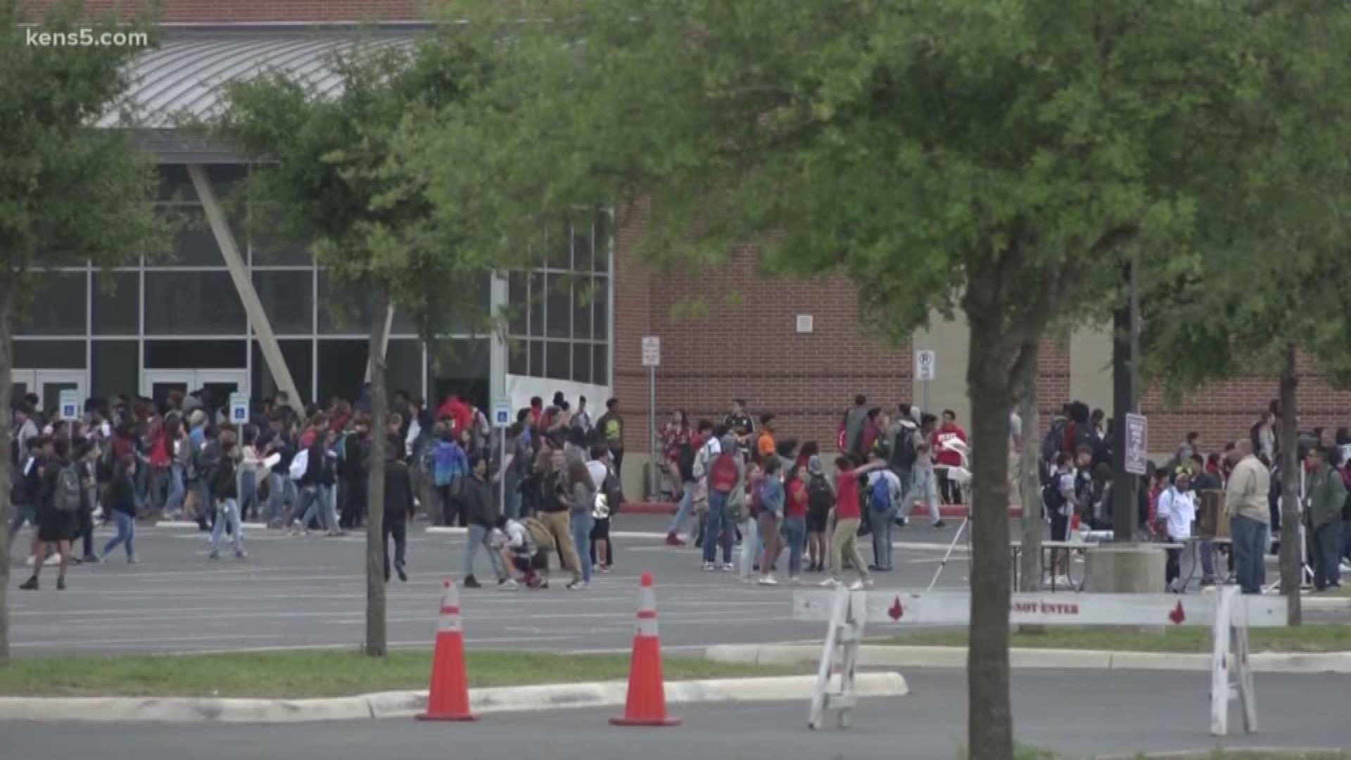 San Antonio students walk out of class to protest gun violence (KENS 5 Eyewitness News @ 6 p.m. - April 20, 2018)