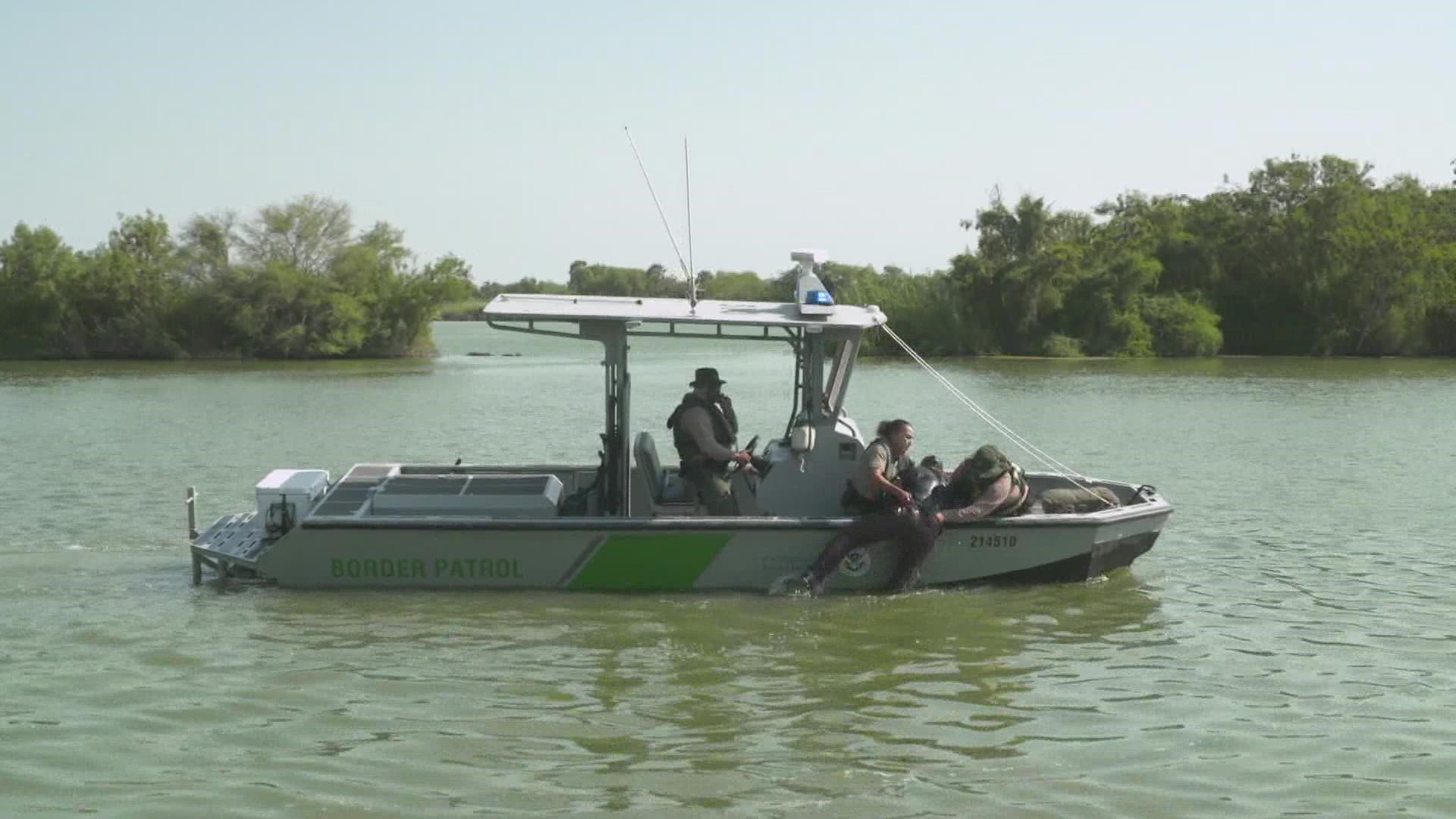 Agents participating in mock water rescues, and encounters with dehydrated migrants.