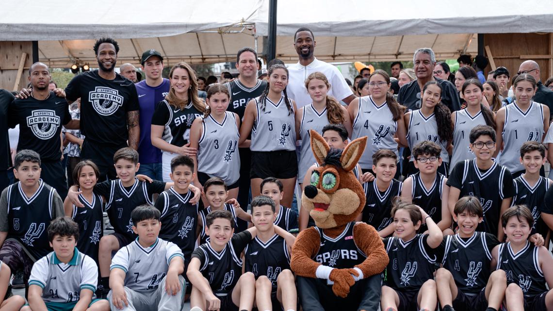 Harrison Barnes helps unveil newly renovated basketball courts in familiar Mexican city