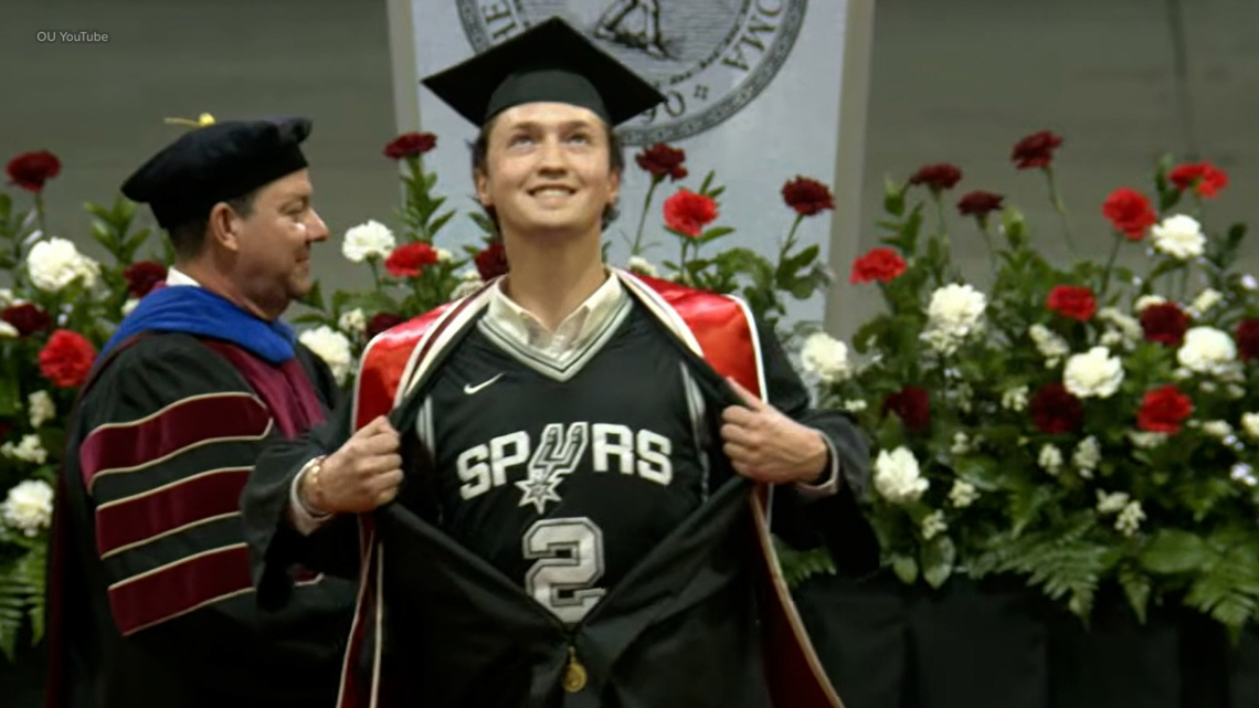 Fredericksburg native goes viral after revealing Spurs jersey at OU graduation