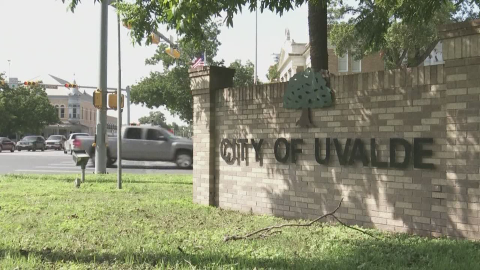 The mayor of Uvalde wants to save more than a hundred local jobs after the Williamson Dickies Company announced plans to close the Uvalde plant. Eyewitness News reporter Roxie Bustamante has more.
