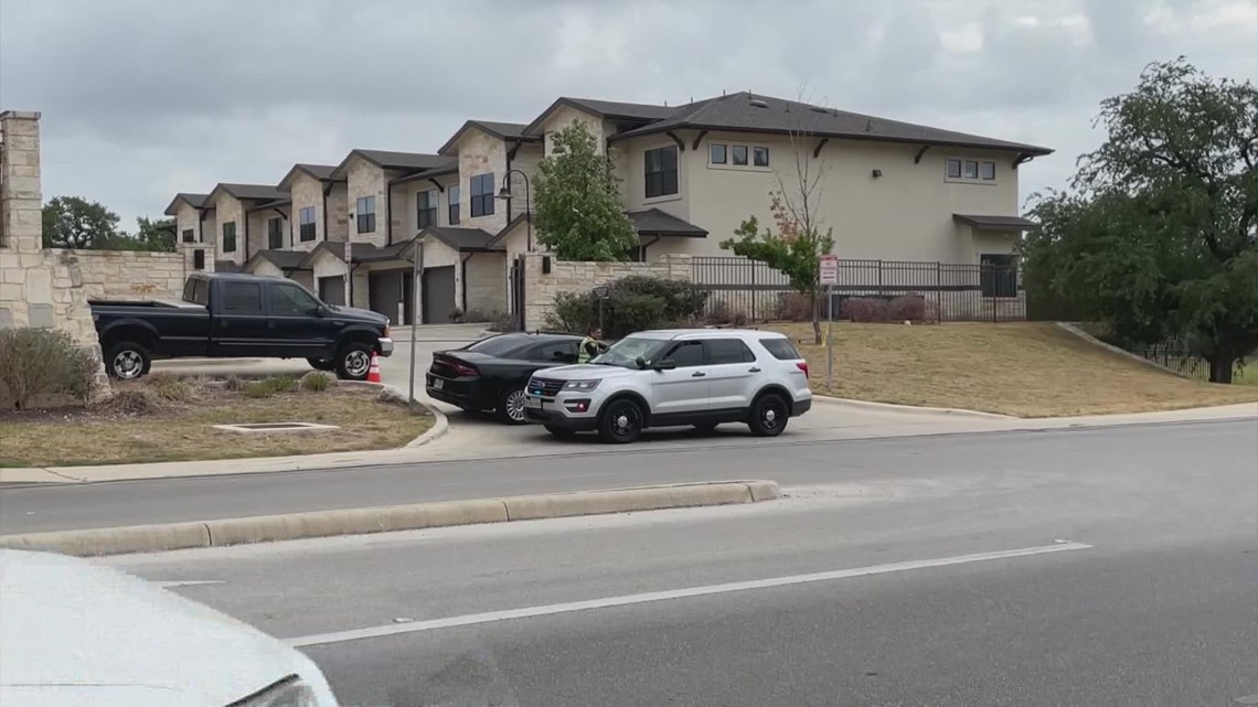 Long standoff between murder suspect and police continues at San Antonio apartment complex