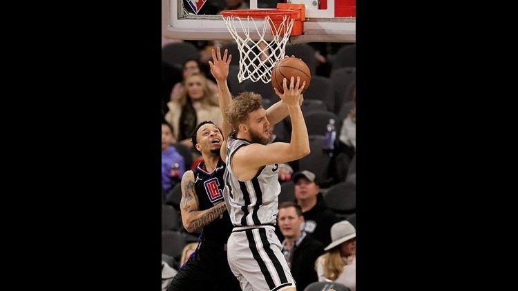 Spurs top Clippers, 101-94