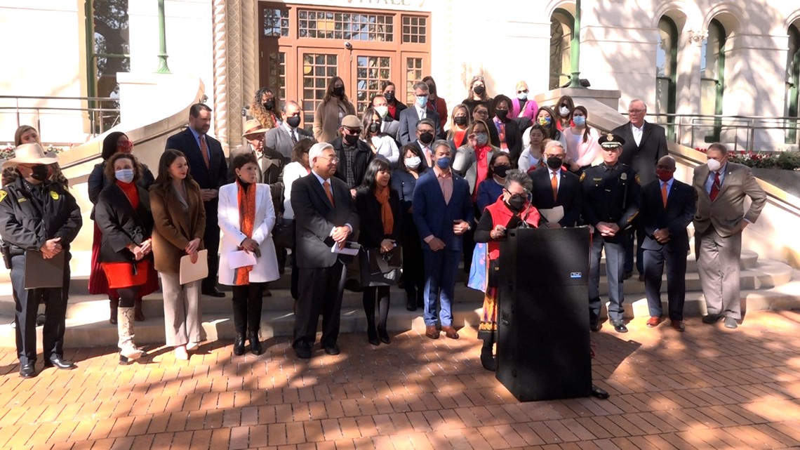 City and county leaders highlight program aimed at curbing domestic violence in San Antonio - Vimarsana News