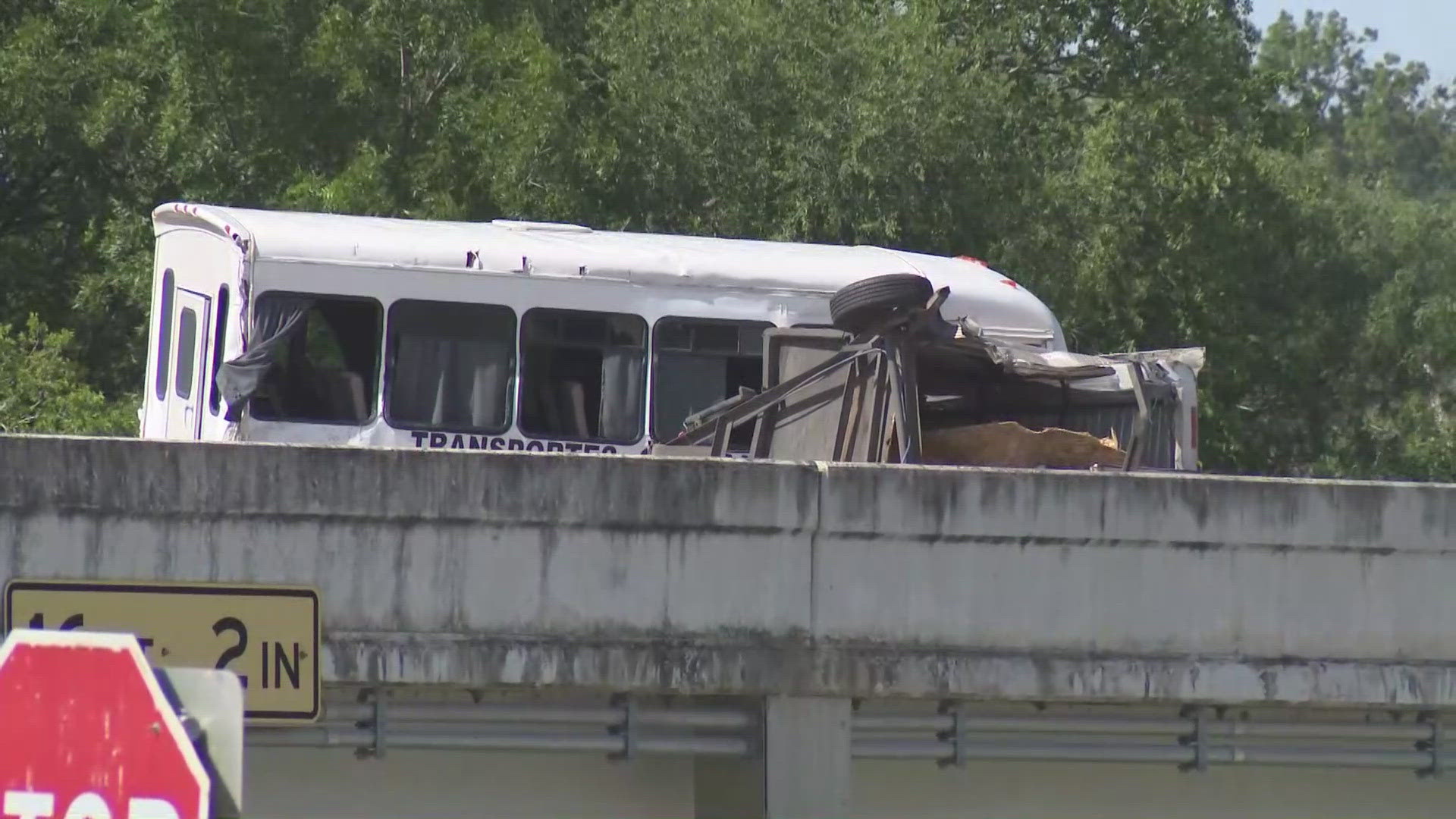 A major accident has closed I-35 in southwest San Antonio, diverting traffic onto access roads.