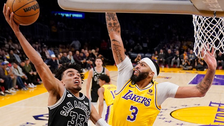 Spurs stumble late in Los Angeles, lose to Lakers 113-104