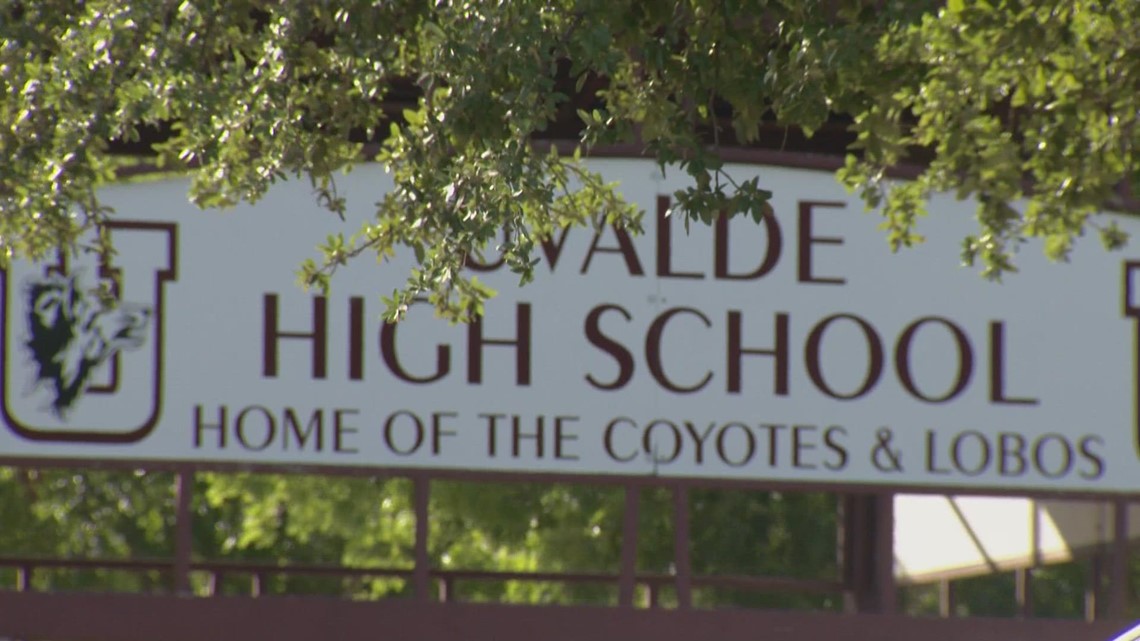 Uvalde students return to school, along with some police officers who responded to the shooting at Robb - Vimarsana News