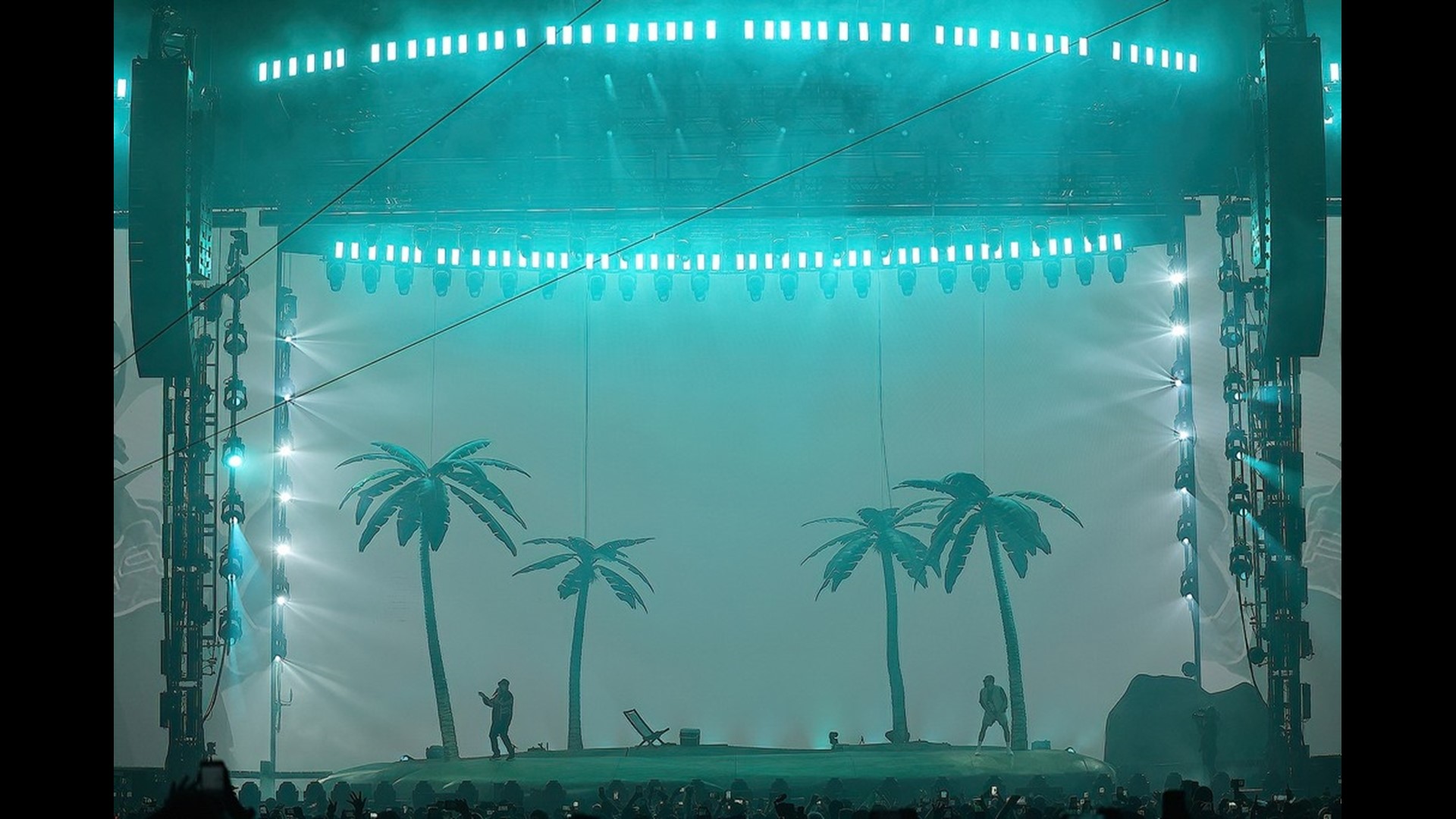 Bad Bunny concert draws tens of thousands in San Antonio