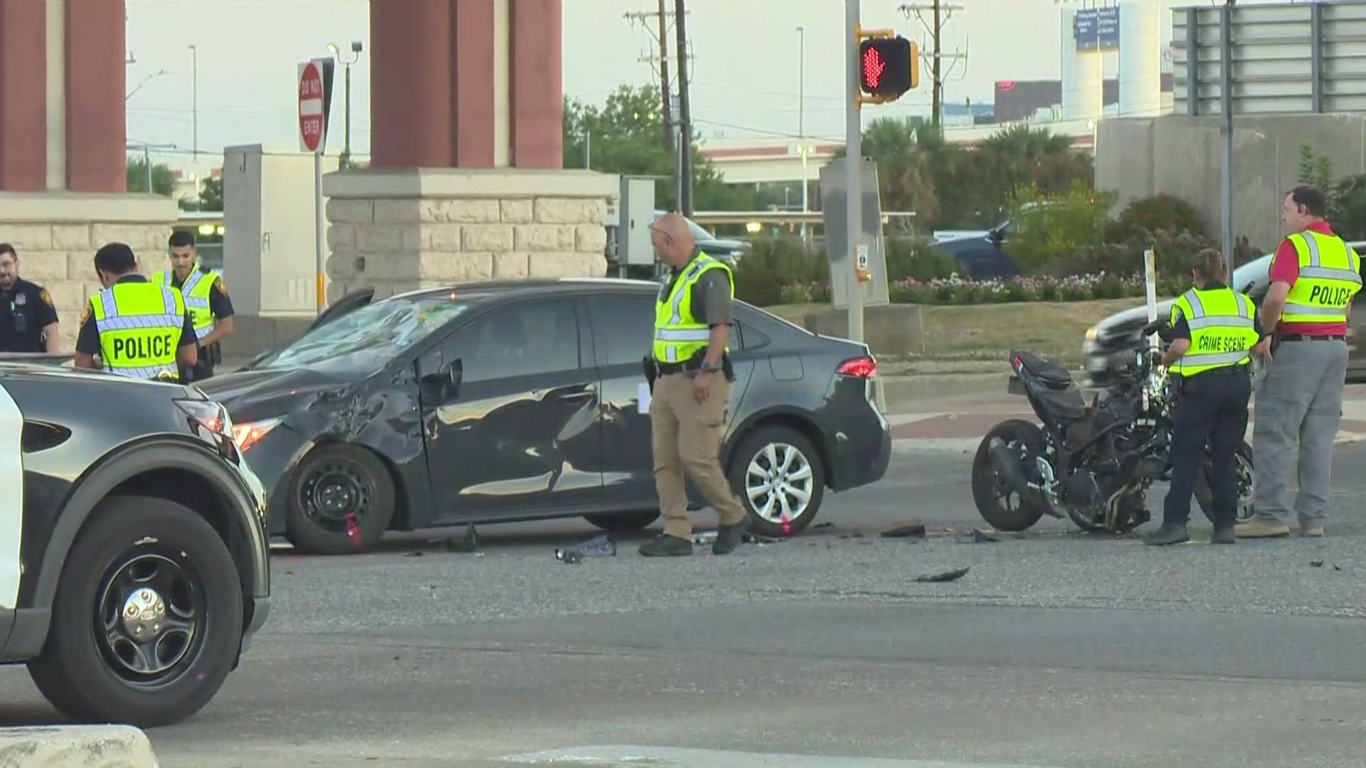 SAPD is on scene of an accident around the access road of Loop 410 and Airport Boulevard. Please avoid the area.