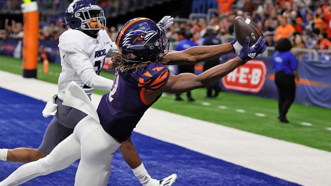 How UTSA QB Frank Harris Has Led the Team to an Undefeated Record - Stadium