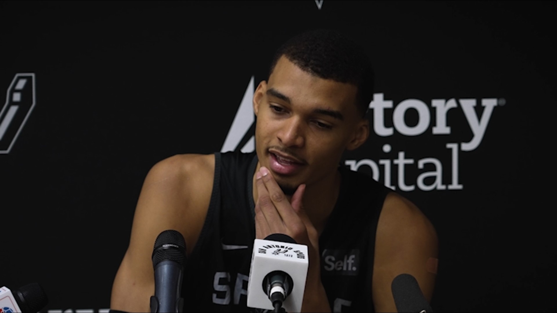 The star rookie for the Spurs spoke in English and French about the season opener, experimenting on defense, his career goals, and more.