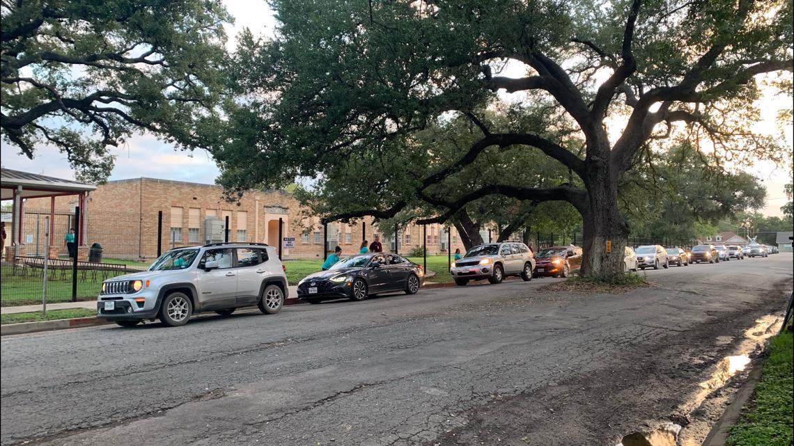 Smiling teachers greeting Uvalde students on first day of school - Vimarsana News