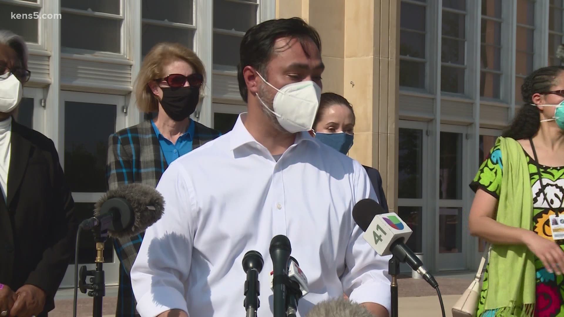 The delegation was led by Congressman Joaquin Castro, who urged Gov. Abbott to present any evidence the state had concerning alleged mistreatment at intake site.