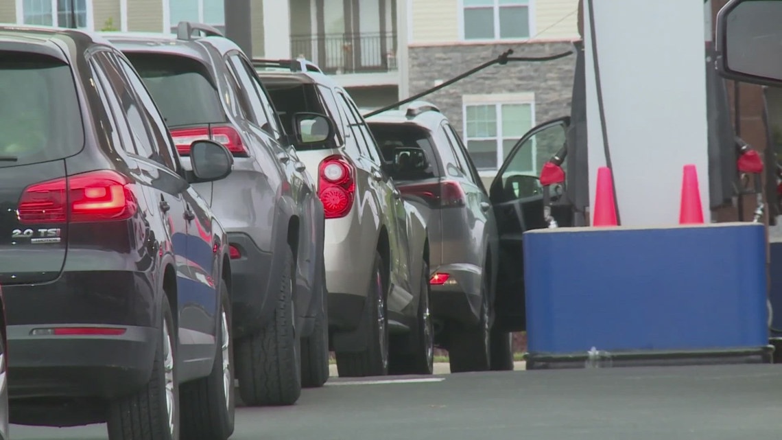 Cheaper gas luring shoppers to Costco in record numbers