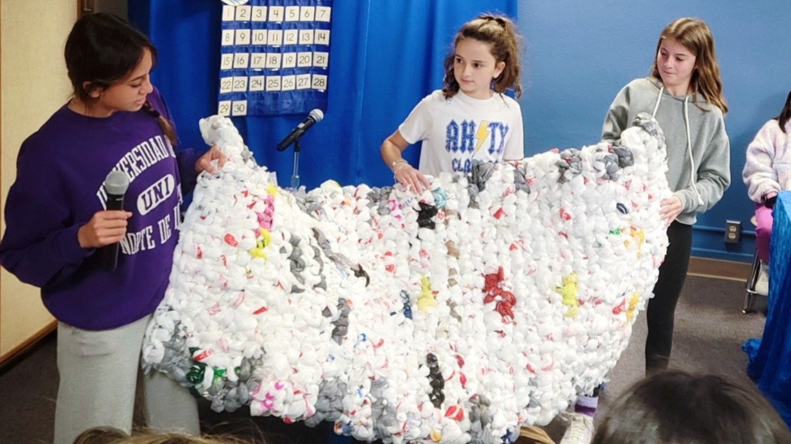 Teens Give Back organization makes mats out of plastic grocery bags for homeless residents