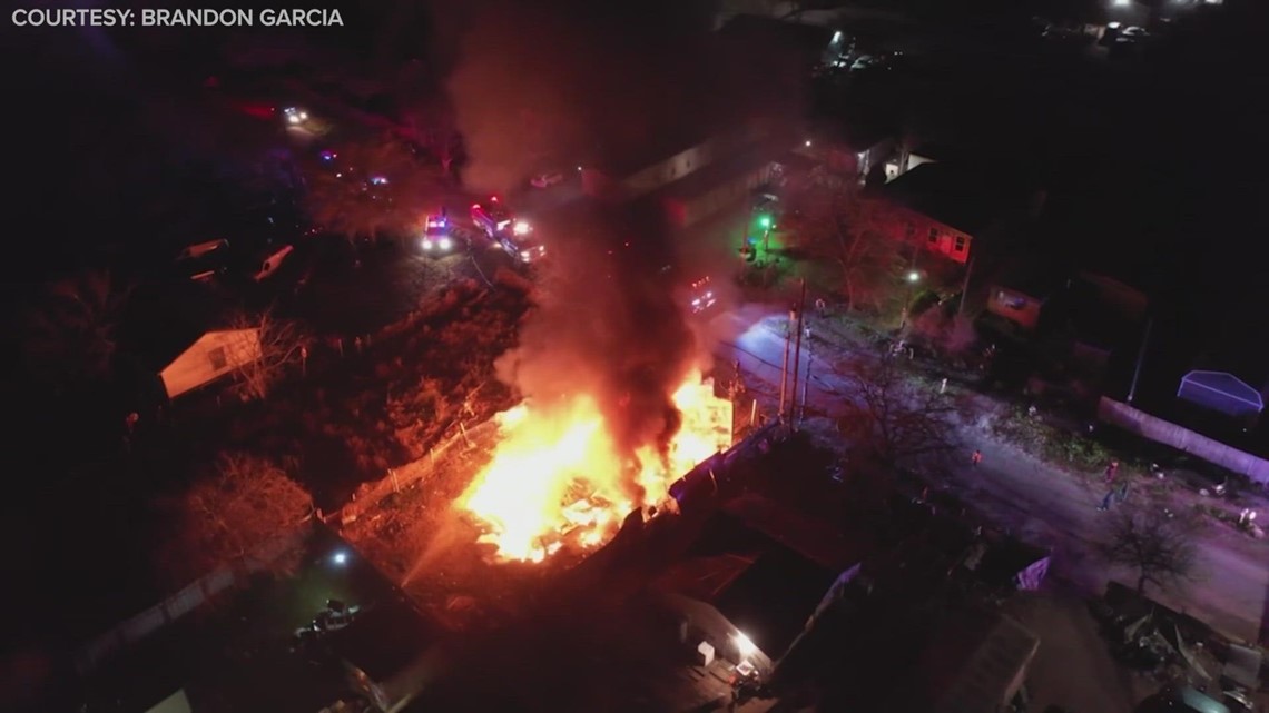 Community in Von Ormy mourn the death of 3 people killed in mobile home fire - Vimarsana News