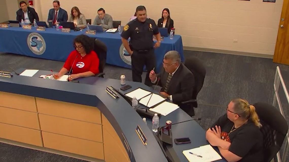 South San ISD board meeting ends chaotically - Vimarsana News