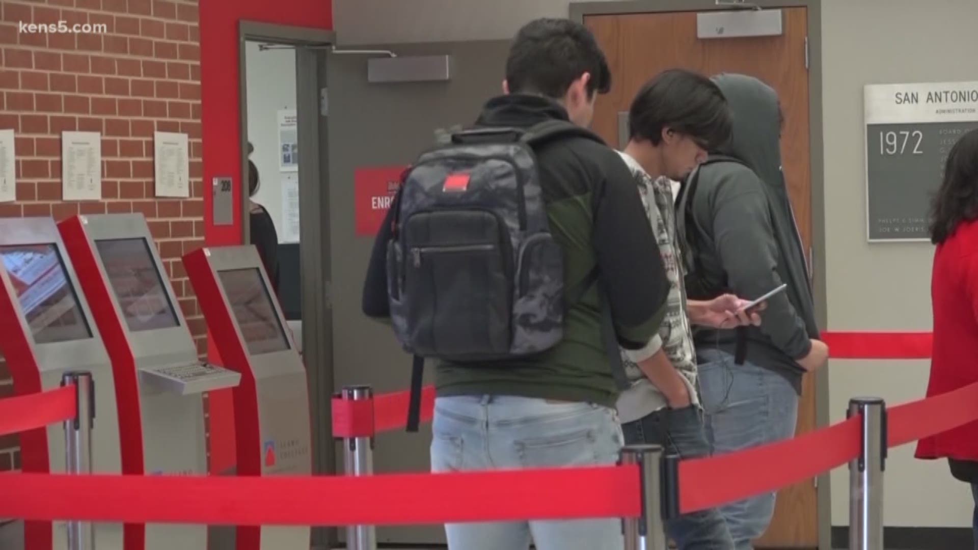 College campuses are feeling the impact from the government shutdown. The deadline for FAFSA submissions at four-year public schools in Texas is tomorrow. But some students are running into issues when filling out their applications for federal assistance. Eyewitness News reporter Savannah Louie is at San Antonio College.