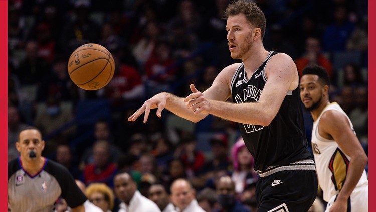 What's Spurs' Poeltl's real-time contract value?