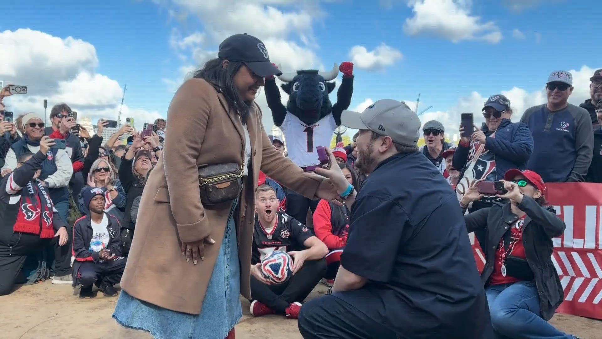 Proposal Photoe Tower Bridge proposal surprises Texans fans during London group photo ...