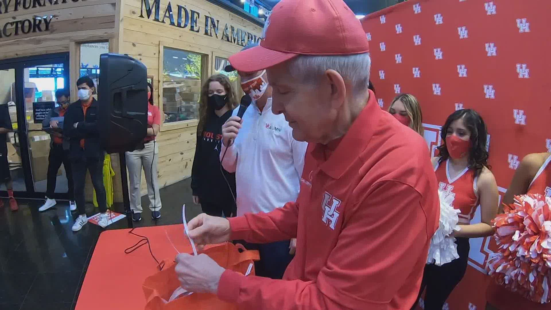 More than a hundred University of Houston students and fans are headed to watch the Coogs compete in the Final Four all thanks to Jim "Mattress Mack" McIngvale.