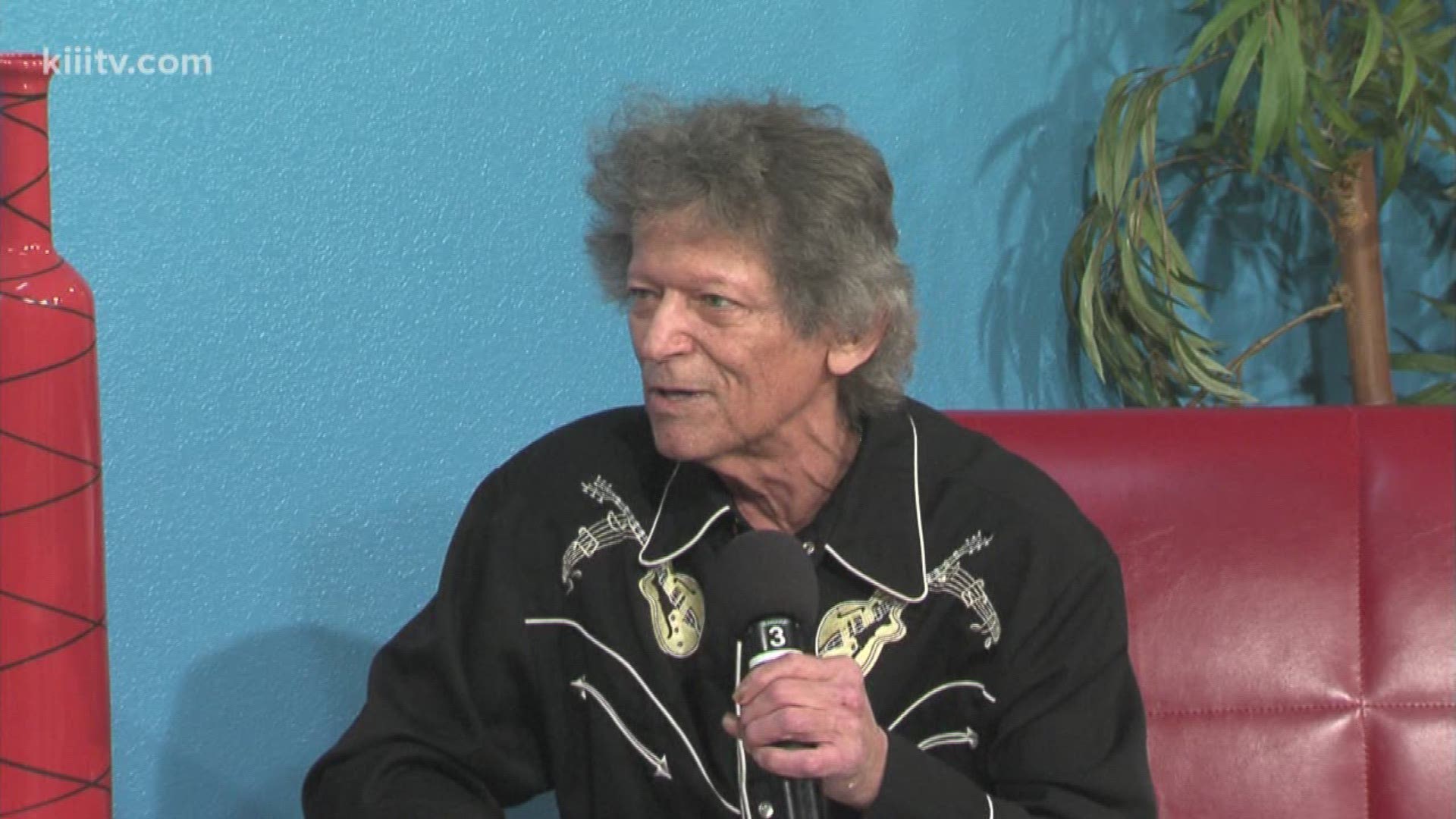 The Legendary Johnny Rodriguez Interviews with Rudy Trevino and Barbi Leo on Domingo Live!
