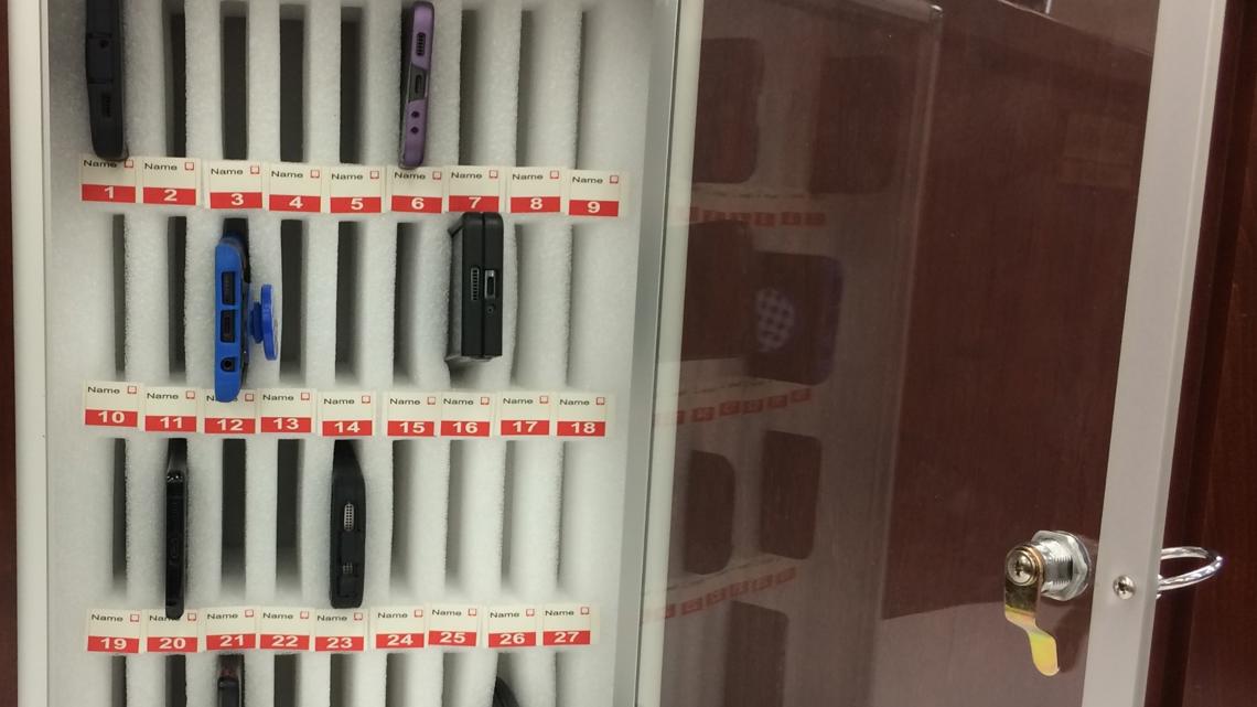 Arizona school district banning backpacks, locking up cellphones