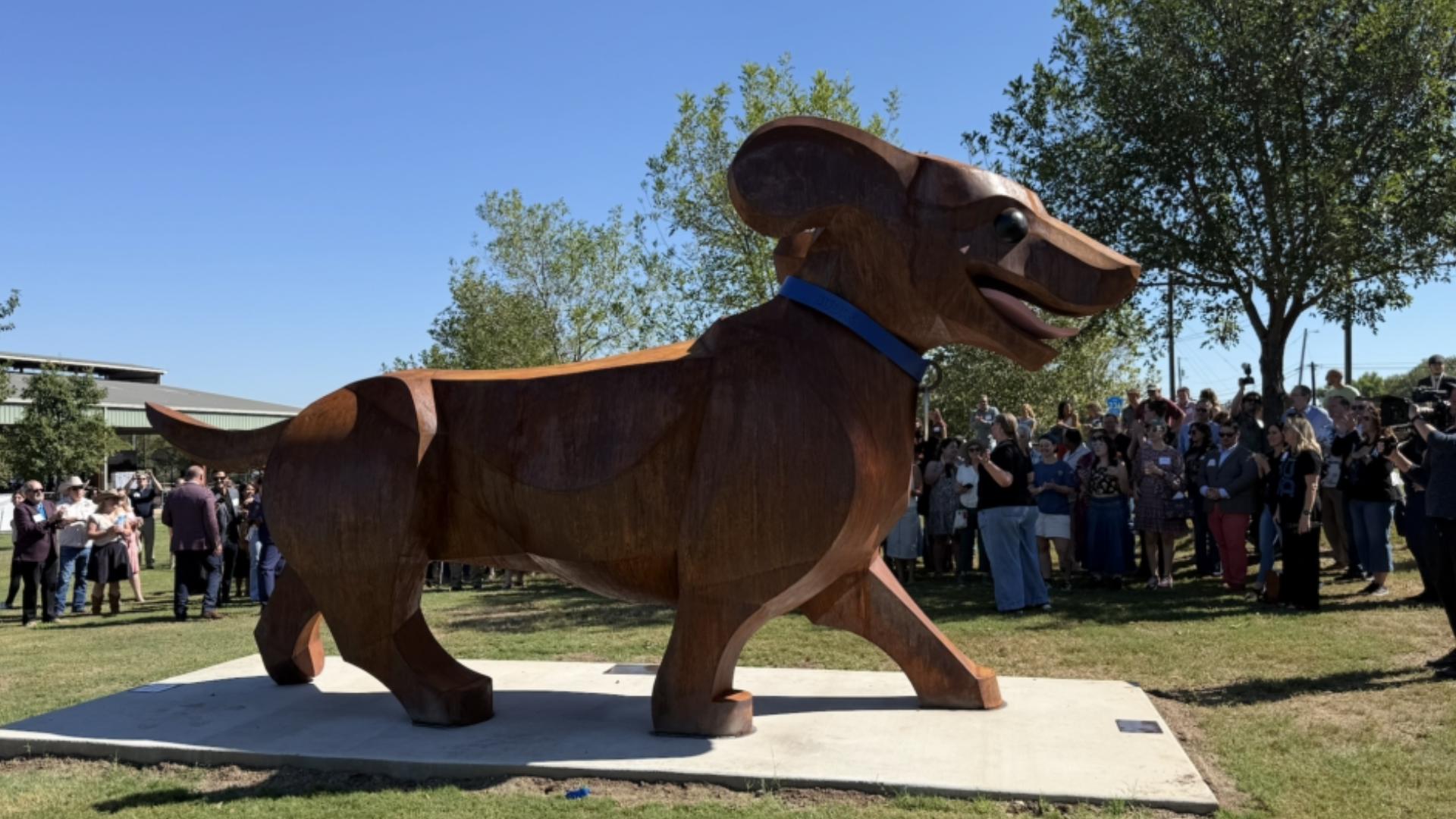 Buda’s newest landmark is a 19-foot-long wiener dog | kens5.com