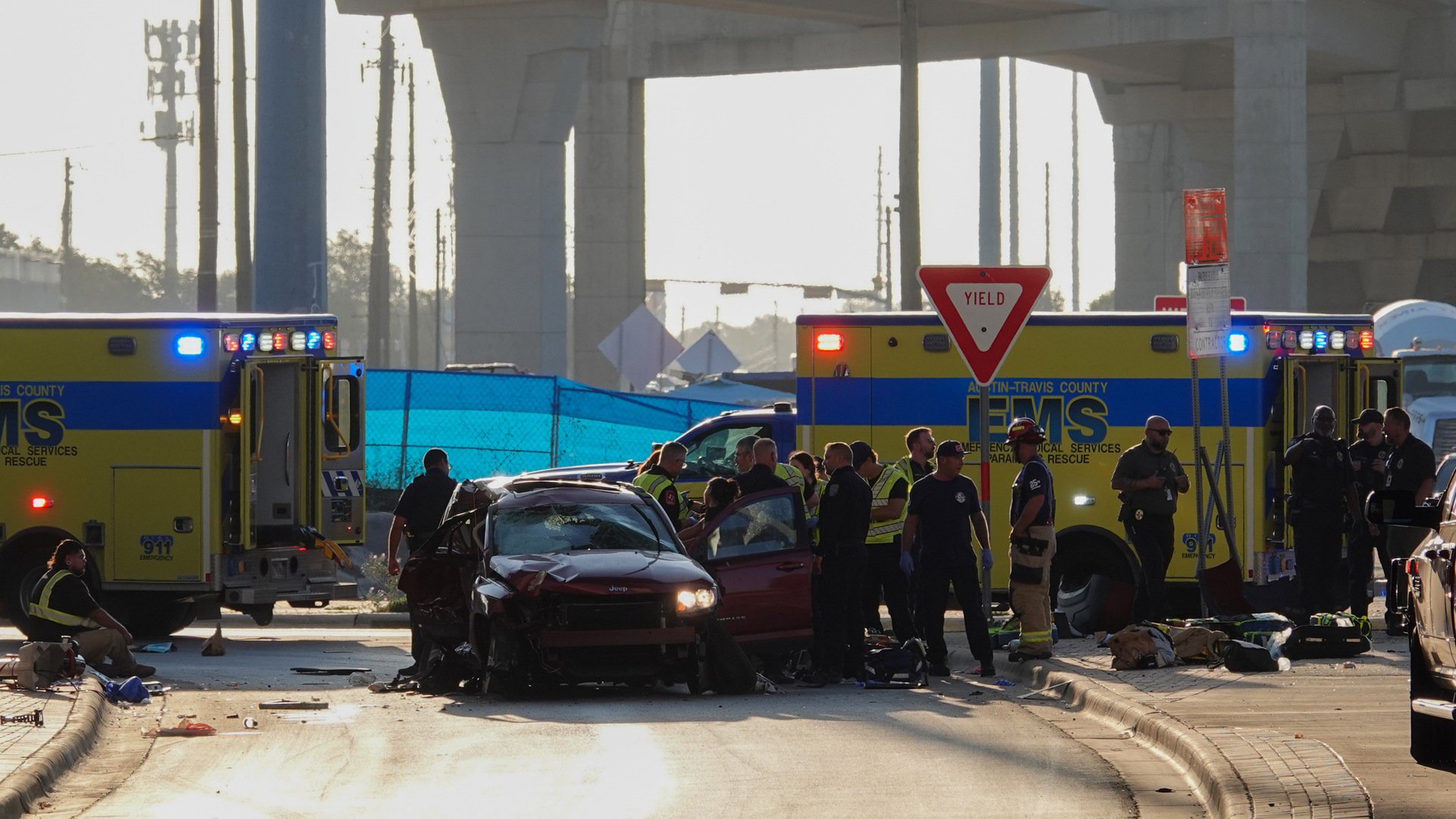 9-year-old dies after 2-vehicle crash on I-35 at Woodward Street