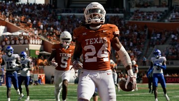 Texas RB Brooks honors father's memory with every TD