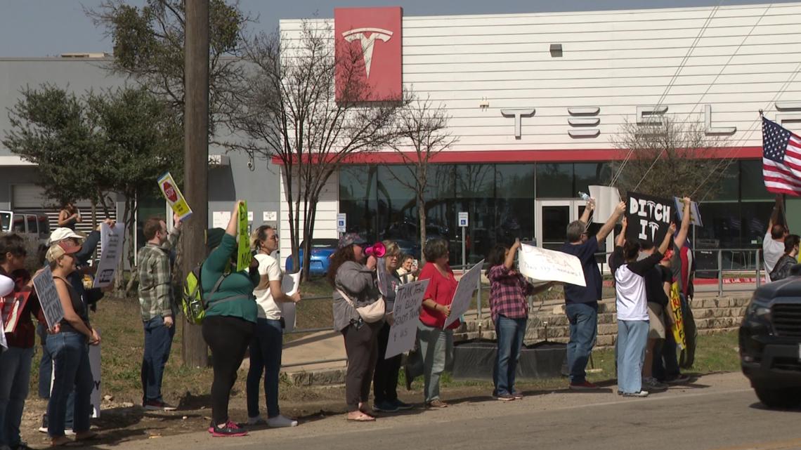 Protesters outside Tesla showroom in northwest Austin call for boycott