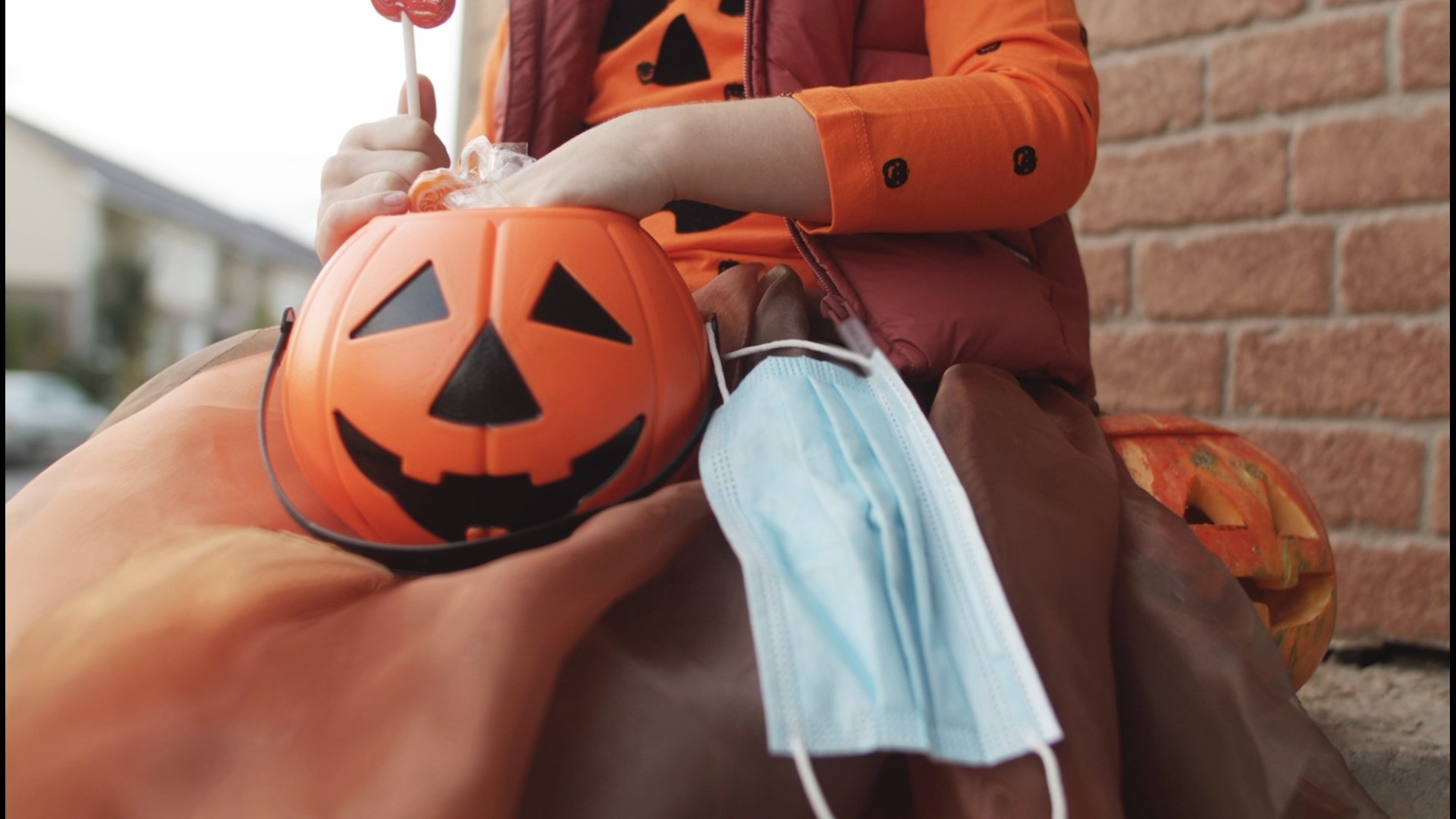 With Halloween right around the corner, it's time we get creative and find ways to honor the tradition while minimizing chances of kids and adults becoming infected. Veuer's Maria Mercedes Galuppo has the story.