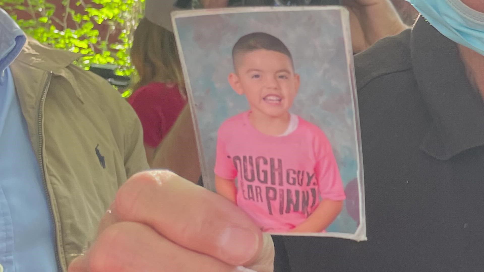 "It hurts too much," said Jorge Flores. He made it to the cross with his grandson's name, feeling broken.