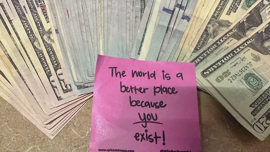 $10,000 tip leaves restaurant workers in tears - Vimarsana News